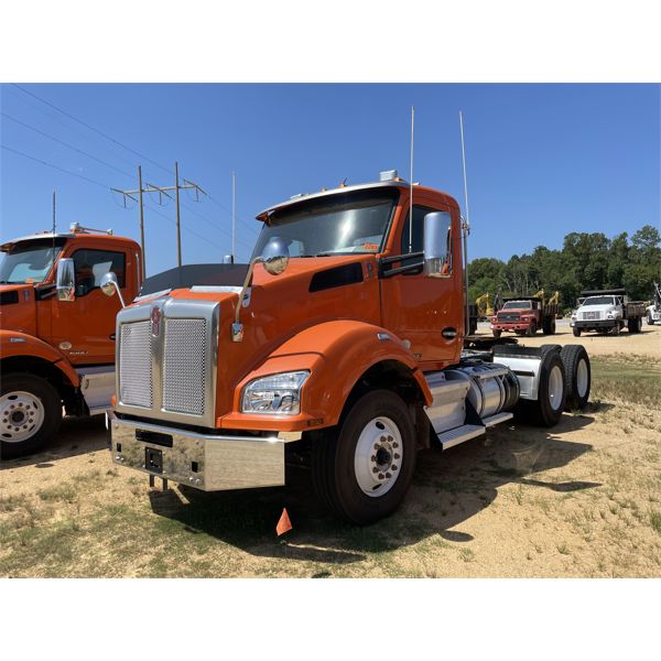2019 KENWORTH T880 Day Cab Truck