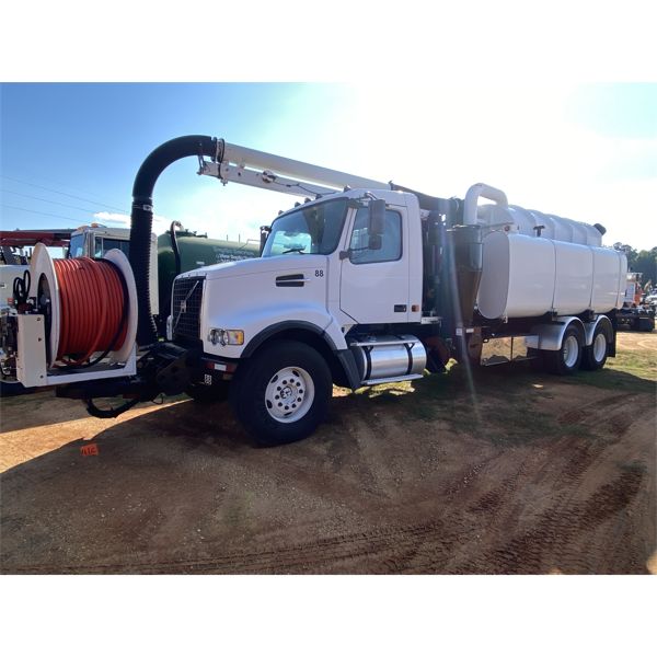 2007 VOLVO VHD Vacuum Truck