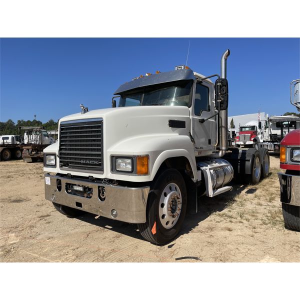 2015 MACK CHU613 Day Cab Truck