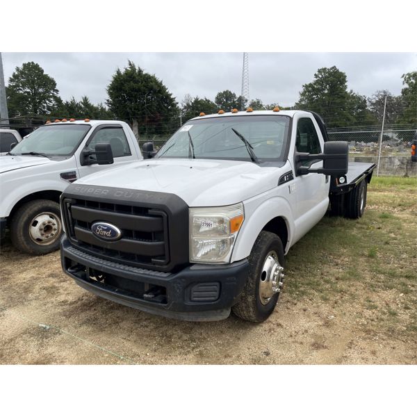 2011 FORD F350 XL Flatbed Truck