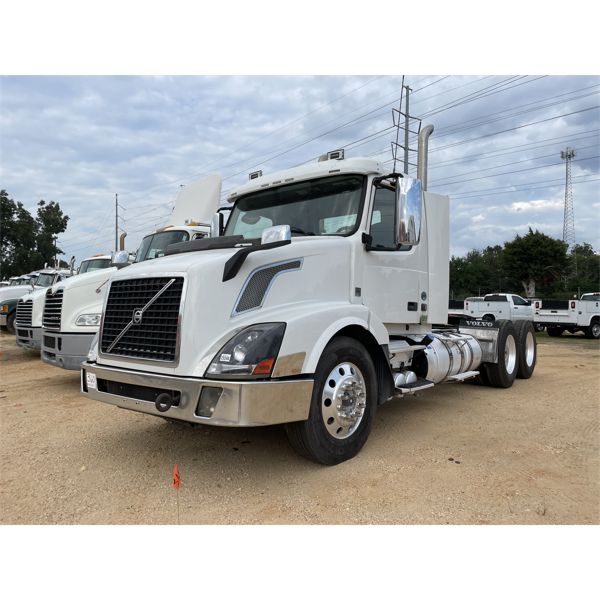 2015 VOLVO VNL Day Cab Truck