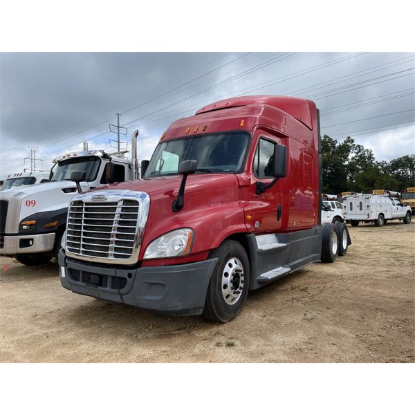 2014 FREIGHTLINER CASCADIA Sleeper Truck