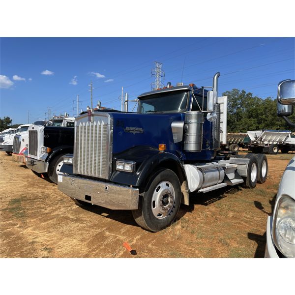 2007 KENWORTH W900 Day Cab Truck