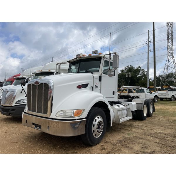 2010 PETERBILT 384 Day Cab Truck