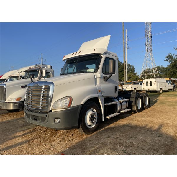 2015 FREIGHTLINER CASCADIA Day Cab Truck