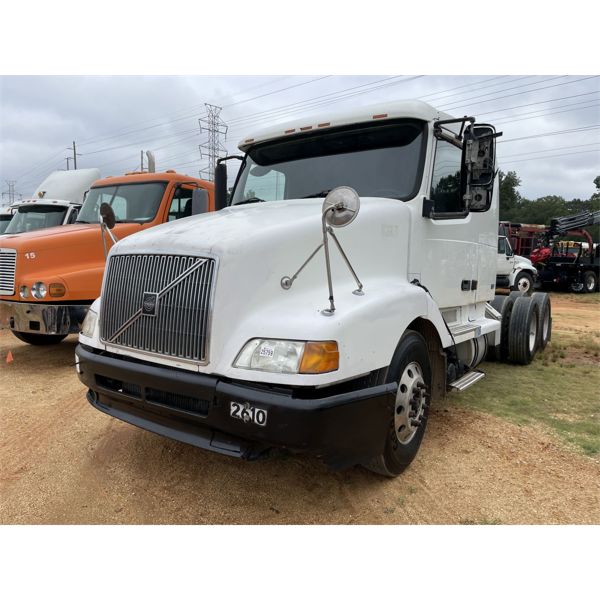 2003 VOLVO  Sleeper Truck