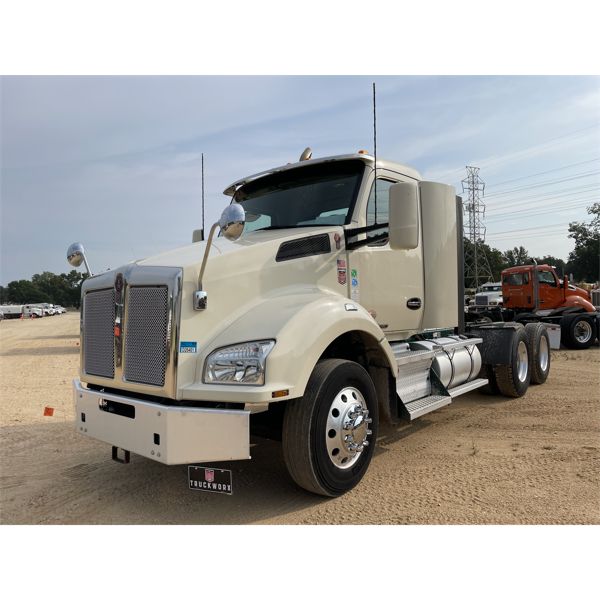 2018 KENWORTH T880 Day Cab Truck