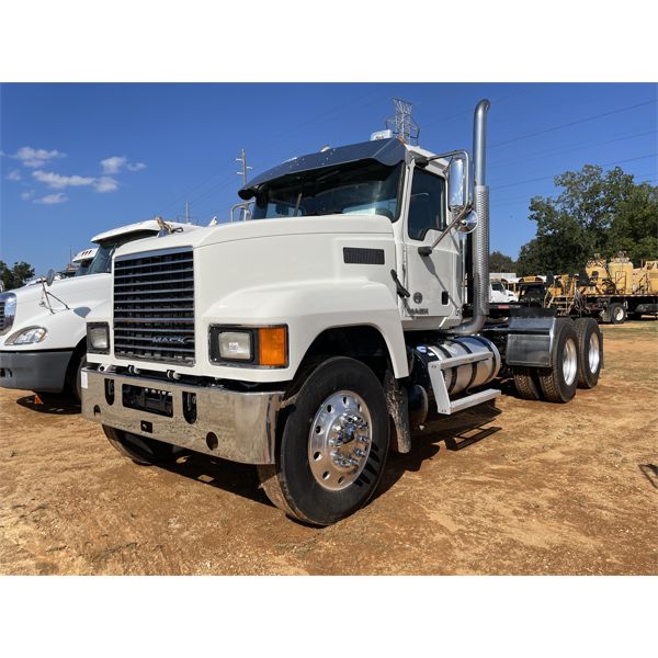 2018 MACK CHU613 Day Cab Truck