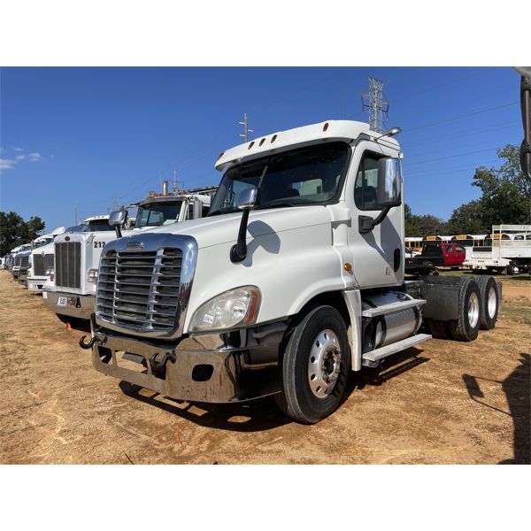 2013 FREIGHTLINER CASCADIA Day Cab Truck