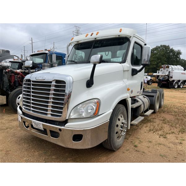 2012 FREIGHTLINER CASCADIA Day Cab Truck