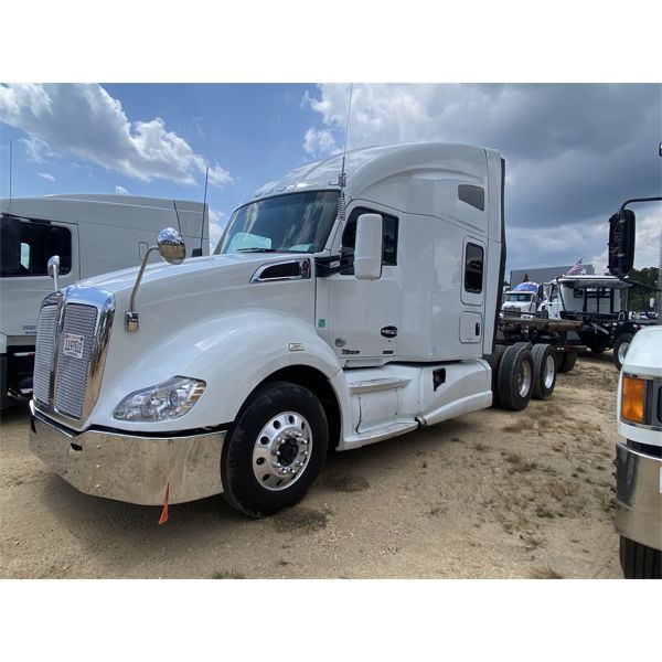 2015 KENWORTH T680 Sleeper Truck