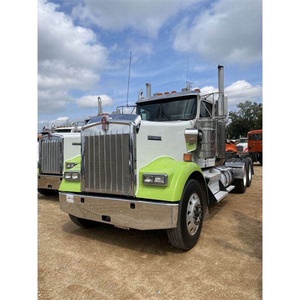 2019 KENWORTH W900 Day Cab Truck