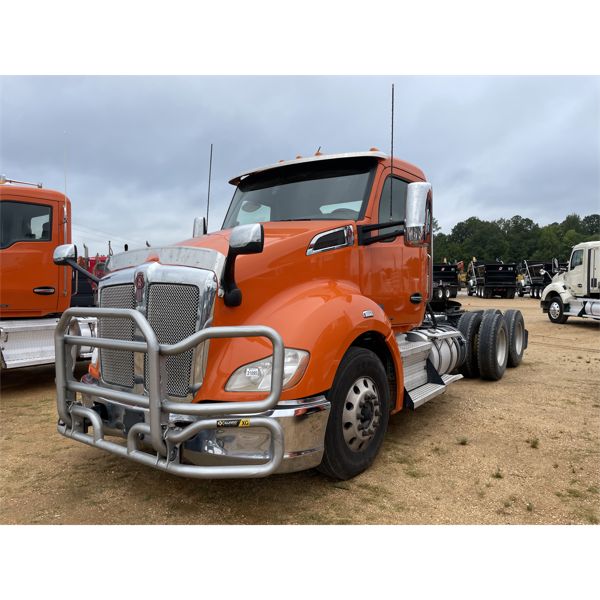 2018 KENWORTH T680 Day Cab Truck