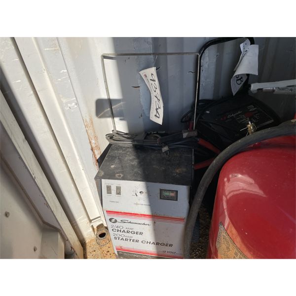 SCHUMACHER 12 VOLT BATTERY CHARGER/ STARTER