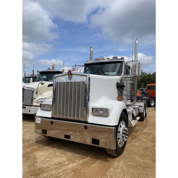 2019 KENWORTH W900 Day Cab Truck