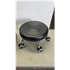 Image 2 : SUV COVER  530CMX175CMX150CM AND ROLLING STOOL