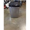 Image 2 : SALTON STAINLESS BAR FRIDGE 4.6 CU/FT - TESTED, WORKING