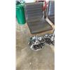 Image 2 : 2 GAS LIFT PADDED BAR STOOLS