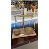 Image 1 : VINTAGE BRASS SCALE