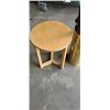 Image 2 : BRASS UMBRELLA STAND WITH UMBRELLAS AND ROUND SIDE TABLE