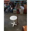 Image 1 : DECORATIVE FLOOR LAMP AND WHITE ROUND ACCENT TABLE