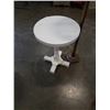 Image 2 : DECORATIVE FLOOR LAMP AND WHITE ROUND ACCENT TABLE