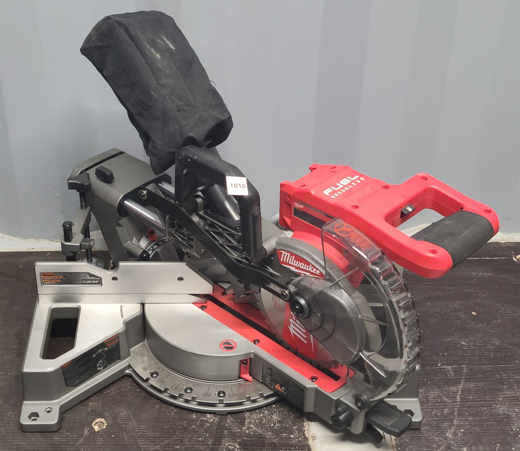 MILWAUKEE 7 1/4in CORDLESS DUAL BEVEL COMPOUND SLIDING MITER SAW