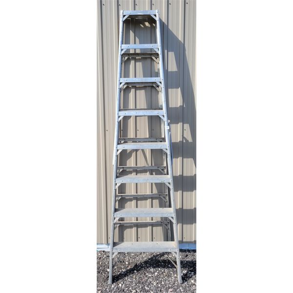 7FT ALUMINUM LADDER