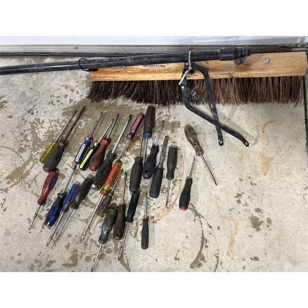 JOB LOT - SCREW DRIVERS & MASTERCRAFT SHOP BROOM