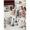 Image 5 : Lg Variety of Teaspoons, Knives, Wood Velvet Lined Cutlery Box, Black & White Quality Grocers Bowl &