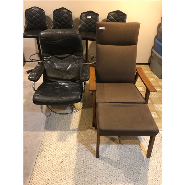 2 lounge Chairs And Ottoman