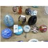 Image 1 : 8-Art Glass Paper Weights - 8 X $