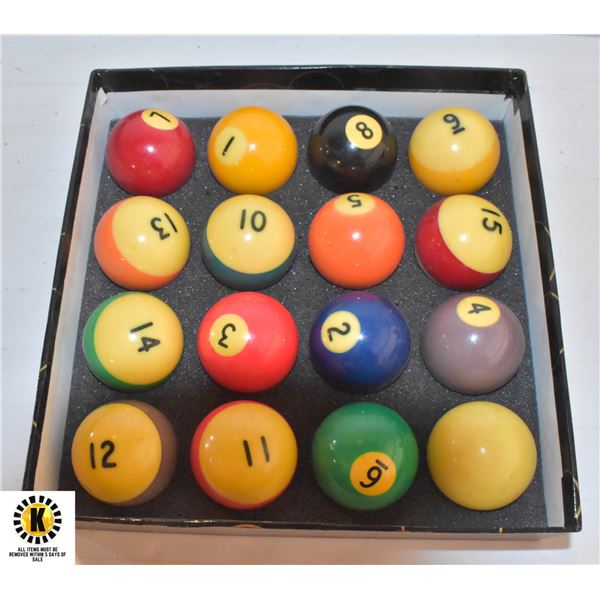 COMPLETE SET OF VINTAGE BILLIARD BALLS