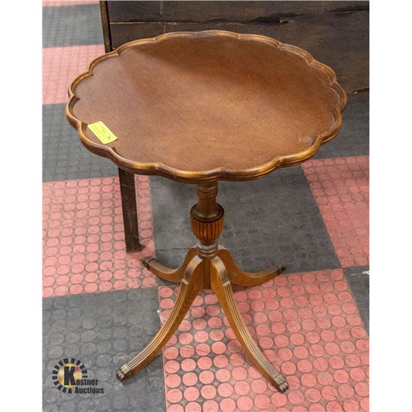 ROUND SIDE TABLE W/SCALLOPED EDGES H-25  D-20 