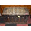 Image 1 : ANTIQUE STEAMER TRUNK WITH LOTS OF ORNATE APPEAL