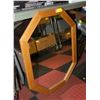 Image 1 : 22X29 OAK OCTAGON SHAPED MIRROR