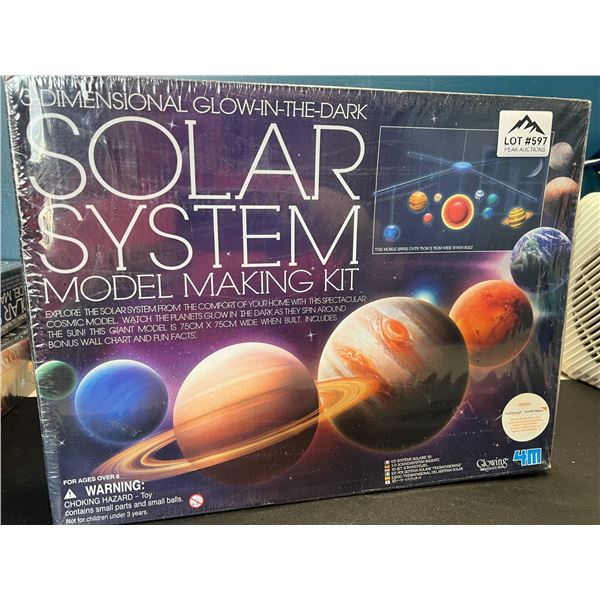 Lot of 1 3D Glow-In-The-Dark Solar System Model Making Kit