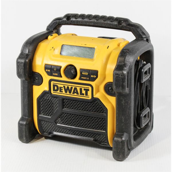 DEWALT DCR018 WORK SITE RADIO W/ BATTERY