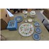 Image 1 : 11 pc Wedgewood Plates, Vases, Urns