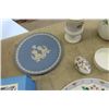 Image 3 : 11 pc Wedgewood Plates, Vases, Urns