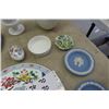 Image 4 : 11 pc Wedgewood Plates, Vases, Urns