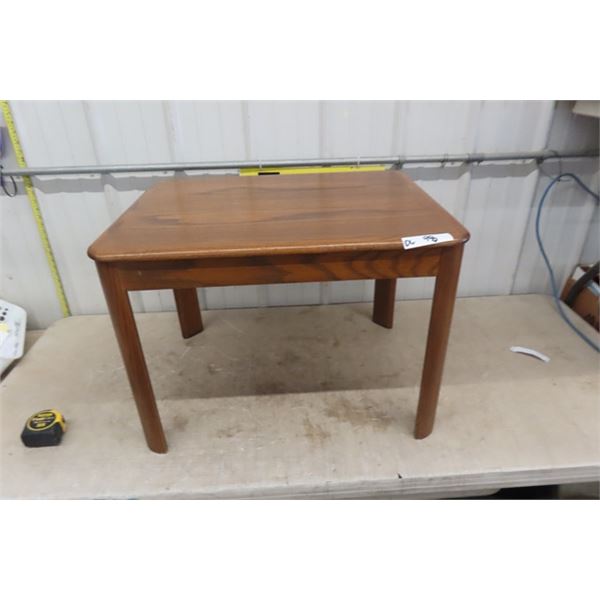 Modern Oak End Table 20  x 22  x 28 