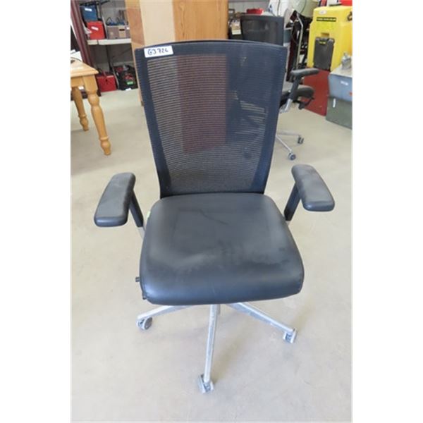 Adjustable Swivel Office Chair with Metal Base, Cushioned Seat 