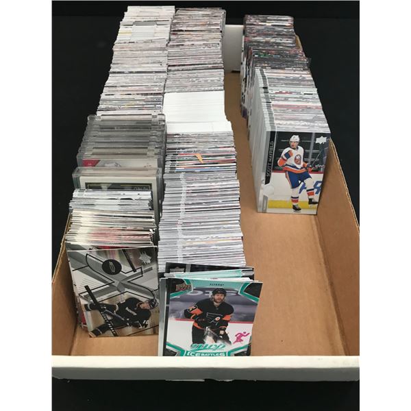 LARGE LOT OF HOCKEY CARDS