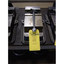 KURT MACHINE VISE W/ROTARY BASE