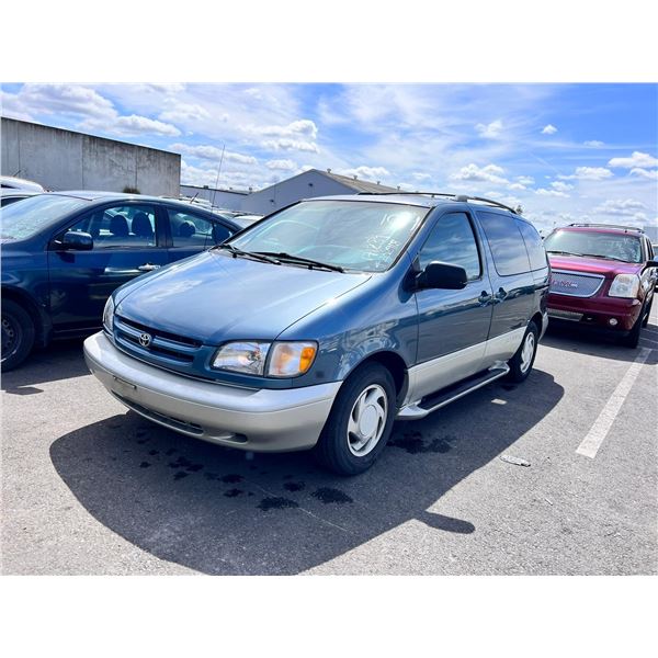 2000 Toyota Sienna LE