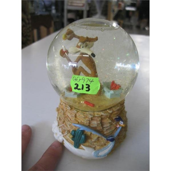 WILEY COYOTE & ROADRUNNER MUSICAL SNOWGLOBE