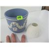 Image 1 : WEDGEWOOD CONTAINER W/SM. WHITE WEDGEWOOD COVER