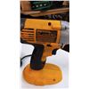 Image 2 : DEWALT 18V CORDLESS IMPACT GUN W/BATTERY & CHARGER