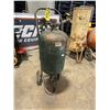 Image 2 : GREEN 20" TALL MOBILE INDUSTRIAL PNEUMATIC ABRASIVES SPRAYER ( NO HOSE OR GUN )